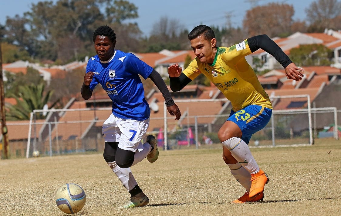 Jugar a futbol