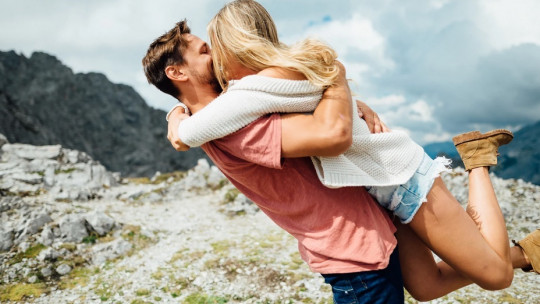 Pareja abrazándose en la naturaleza