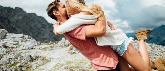 Pareja abrazándose en la naturaleza