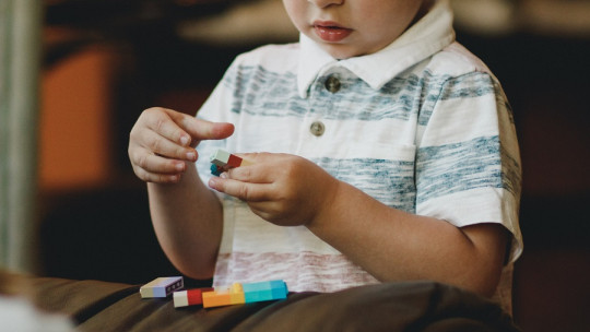 niño jugando