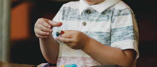niño jugando