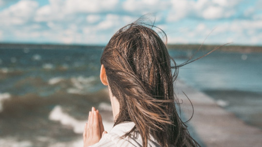 Mujer y viento