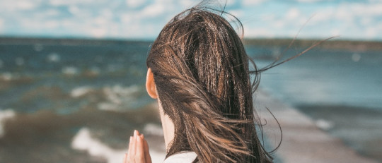 Mujer y viento