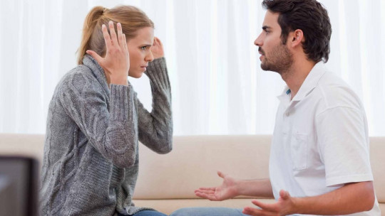 Pareja discutiendo.