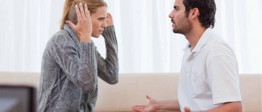 Pareja discutiendo.