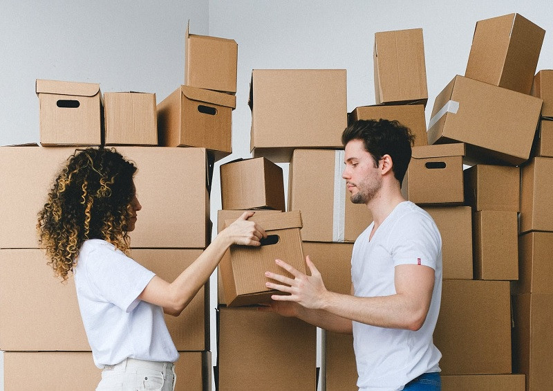 Pareja haciendo las tareas del hogar