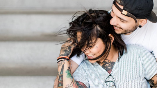 Pareja de amantes abrazados.