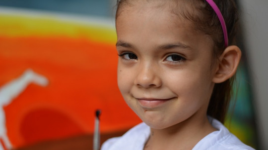 Niña sonriendo.