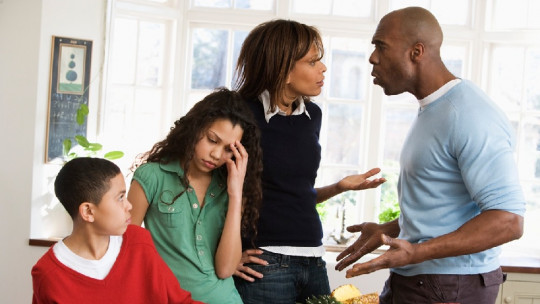 Familia discutiendo.