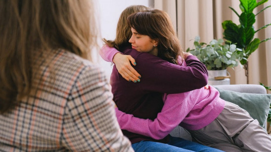 ¿Cómo se ayuda a gestionar las discusiones en terapia de pareja?