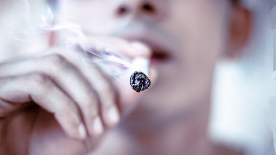 joven fumando cigarro