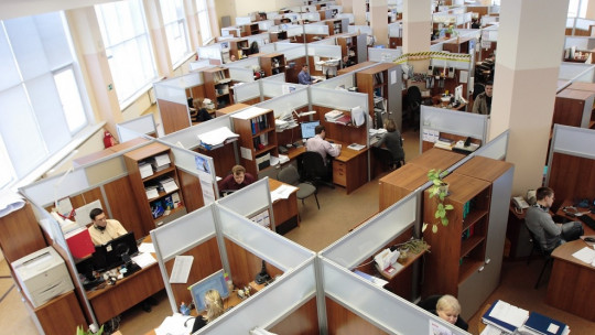Oficina llena de trabajadores.