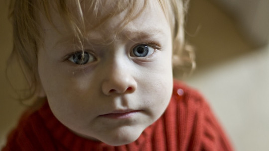 Niño rubio triste.