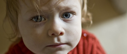 Niño rubio triste.