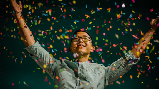 Hombre feliz festejando en una fiesta.