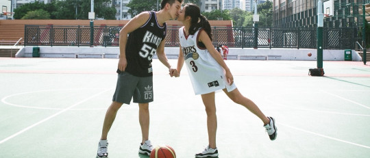 Pareja besándose en la calle.