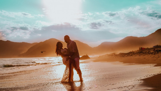 Pareja de novios en la playa.