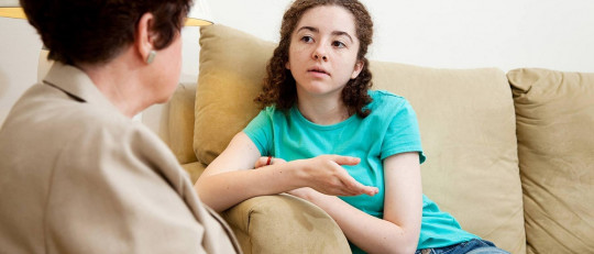 Mujer hablando con una psicóloga.
