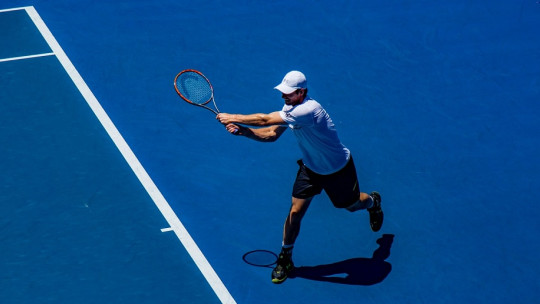 Deportista jugando a tenis.