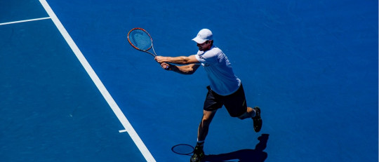 Deportista jugando a tenis.
