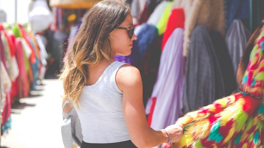 Mujer comprando ropa.