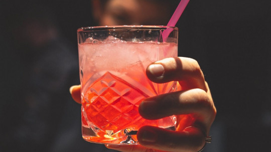 Qué es la drunkorexia y cómo nos afecta psicológicamente