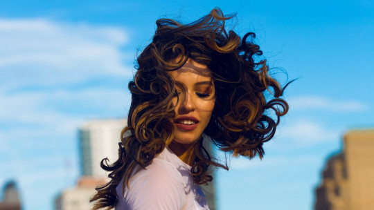 Mujer joven de pelo rizado.