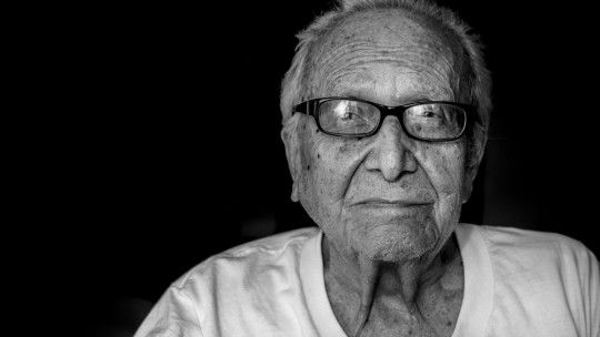 Persona mayor con gafas.