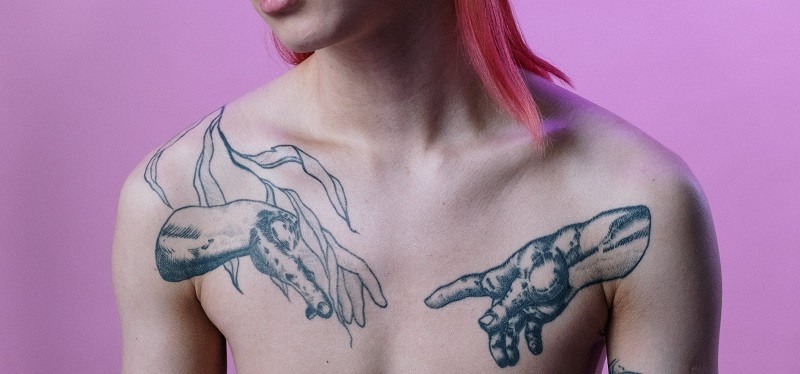 Tatuaje de la mano de Adán