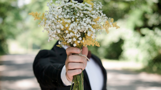 Hombre con ramo de flores.