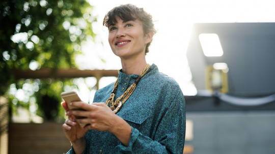 Mujer joven usando un smartphone.