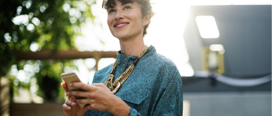 Mujer joven usando un smartphone.