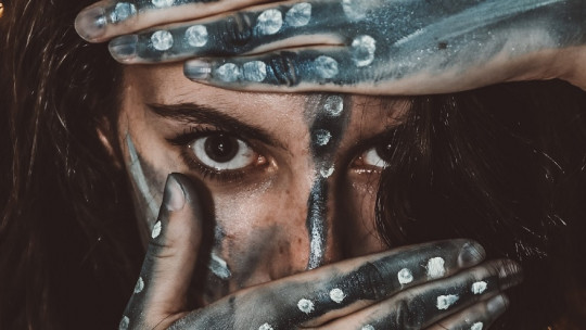 Mujer con la piel pintada con motivos tribales.