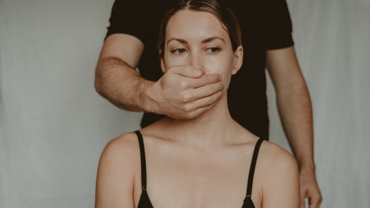 ¿Por qué ocurre la violencia de género en la pareja? 3 teorías sobre ello