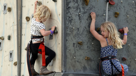 Niños escalando.