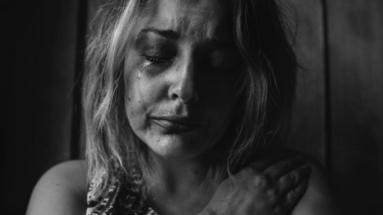 Mujer llorando mucho.