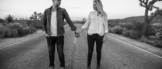 pareja en carretera