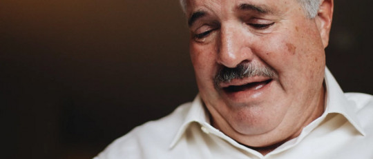 Hombre llorando.