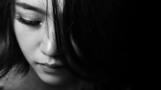 Mujer asiática llorando.