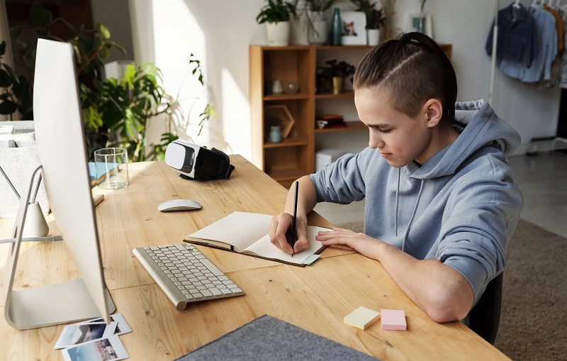 Cómo facilitar que mi hijo pequeño haga los deberes