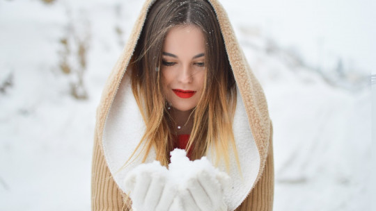 chica pareja nieve