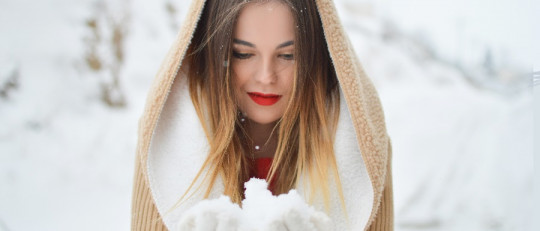 chica pareja nieve