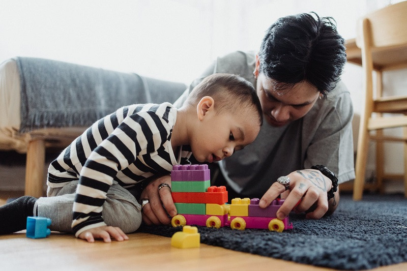Padre e hijo jugando