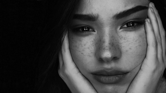 Primer plano de la cara de una modelo.