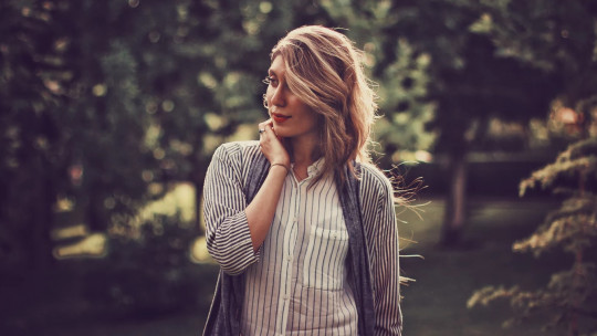 Mujer en el campo.