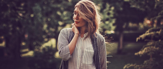 Mujer en el campo.