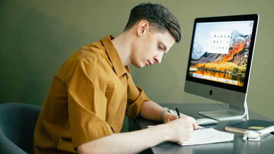 Consejos para mejorar tu perfil profesional durante el verano
