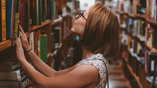 Mujer en una biblioteca.