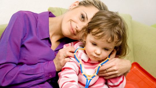 Madre feliz con su niña.