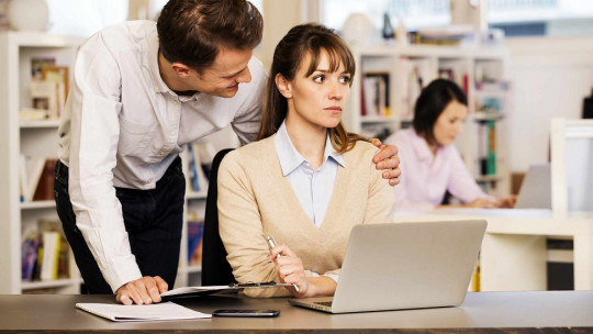 Acoso a una mujer en el trabajo